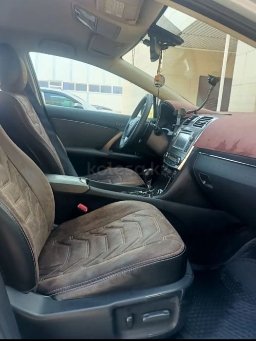 Чехлы  Тойота Авенсис