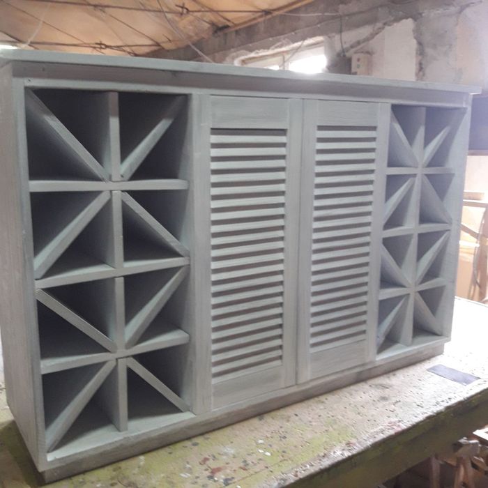 Шкаф за вино със жалузни вратички.