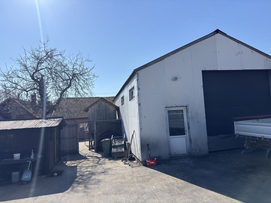 Casa de vanzare cu teren generos si hala metalica