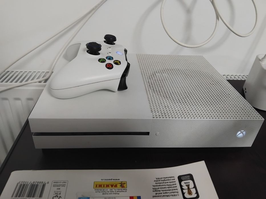 Vând  Xbox one S cu volan și FC 25