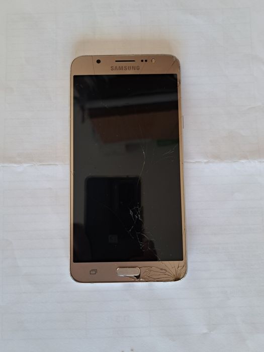 Продавам работещ Samsung J7 2016 на части.