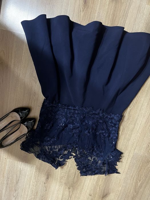 Официялна рокля, размер Л/ХЛ отговарят.