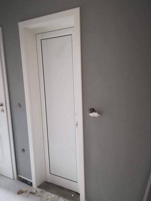 Бели алуминиеви врати с обръщане за баня