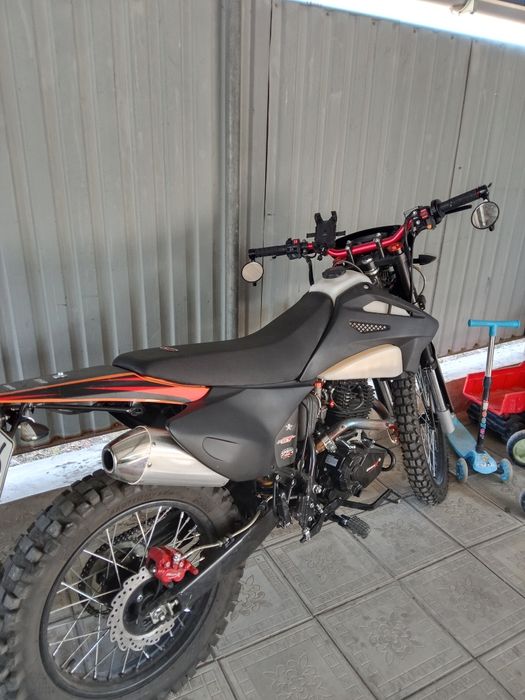 Мотоцикл со шлемом