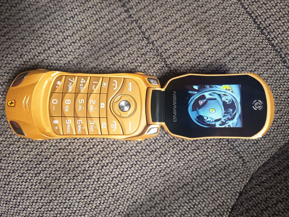 Vând telefon Ferrari