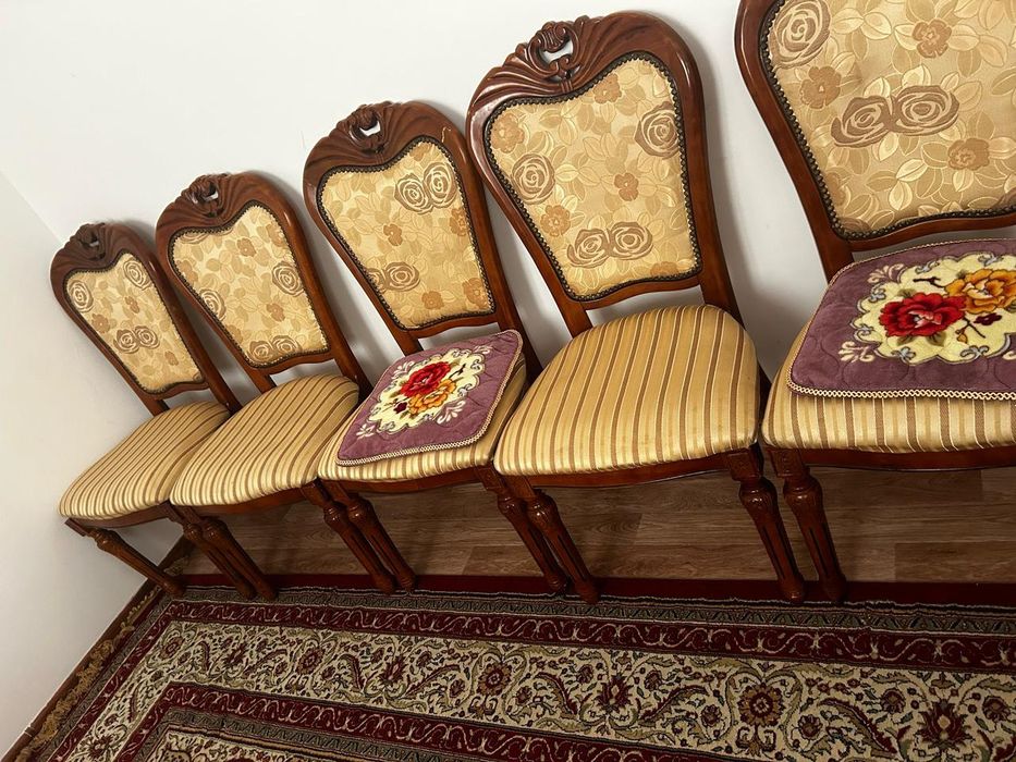 Стол стулясымен.