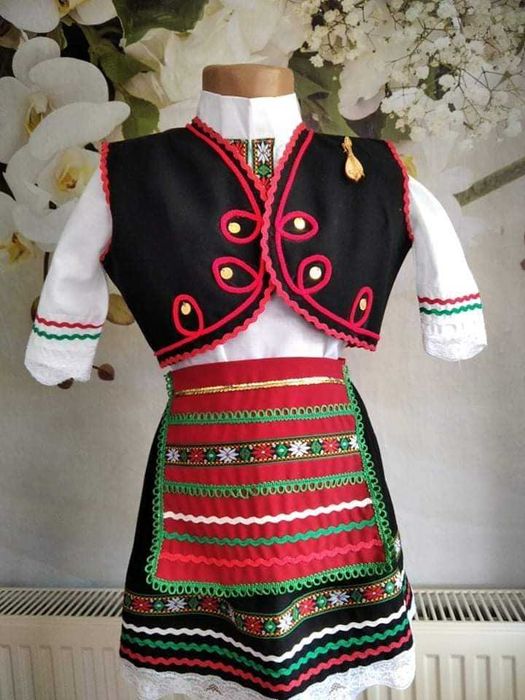 Народна носия със ширити за момичета
