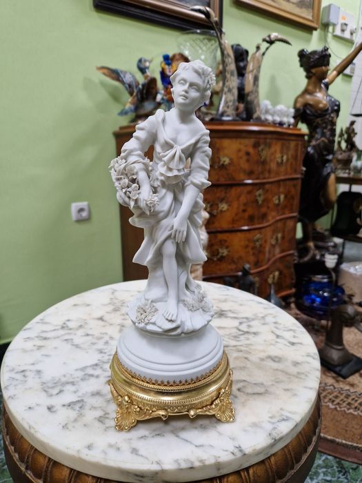 Страхотна антикварна  италианска порцеланова фигура Capodimonte