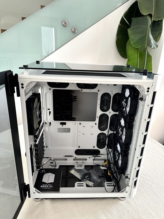 Carcasa Crystal Series 680X RGB + 2 Extra Ventilatoare RGB