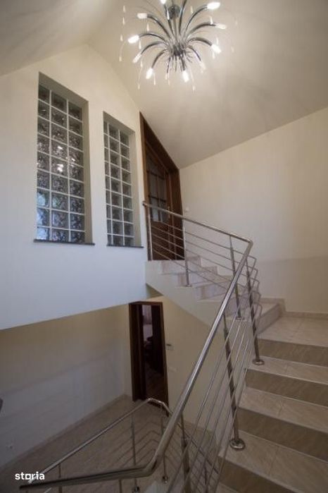 Vila 4 camere  cu piscina in Bucov.