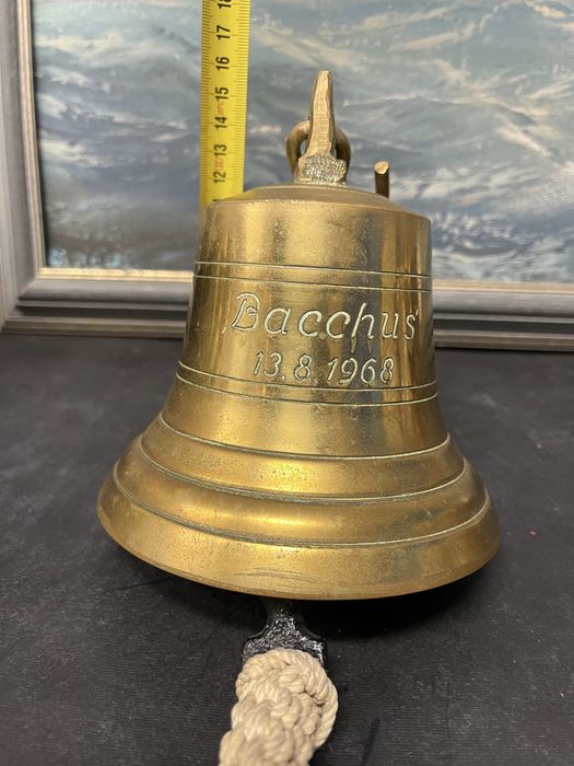 Бронзова,корабна камбана