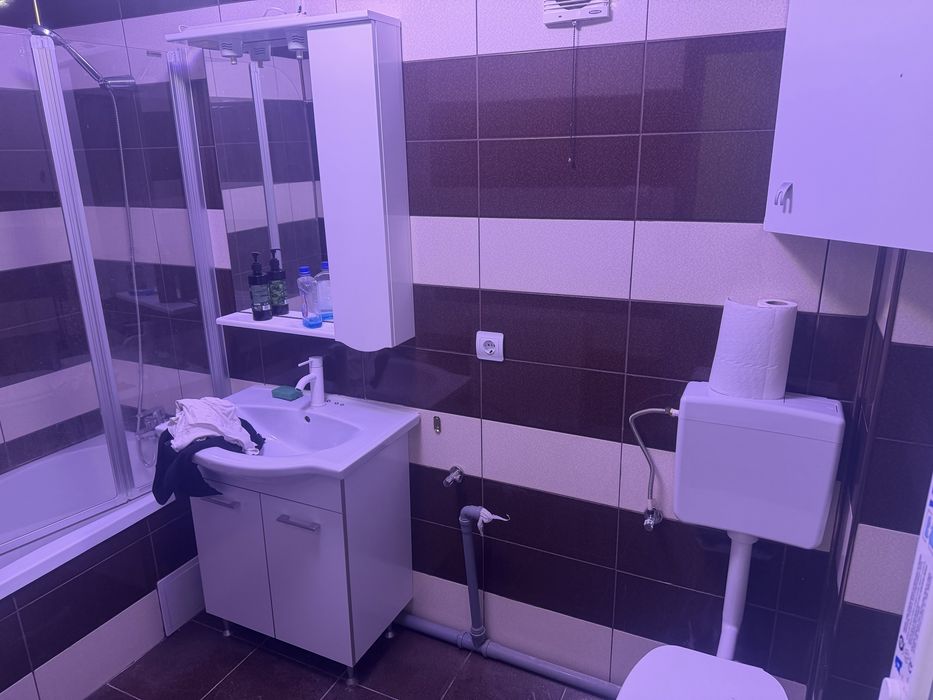Apartament 2 camere de vanzare .Targoviste str Laminorului blocul cu politia