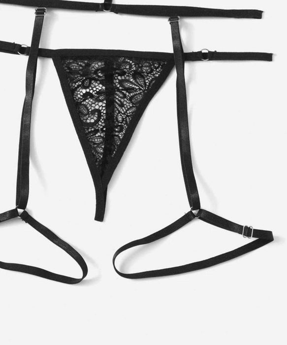 Намаление! Ново! Стилно бельо в три части с чоукър и жартиери. Дантела