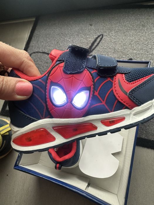 Pantofi sport noi, cu LED, Spiderman,, mărime 26;