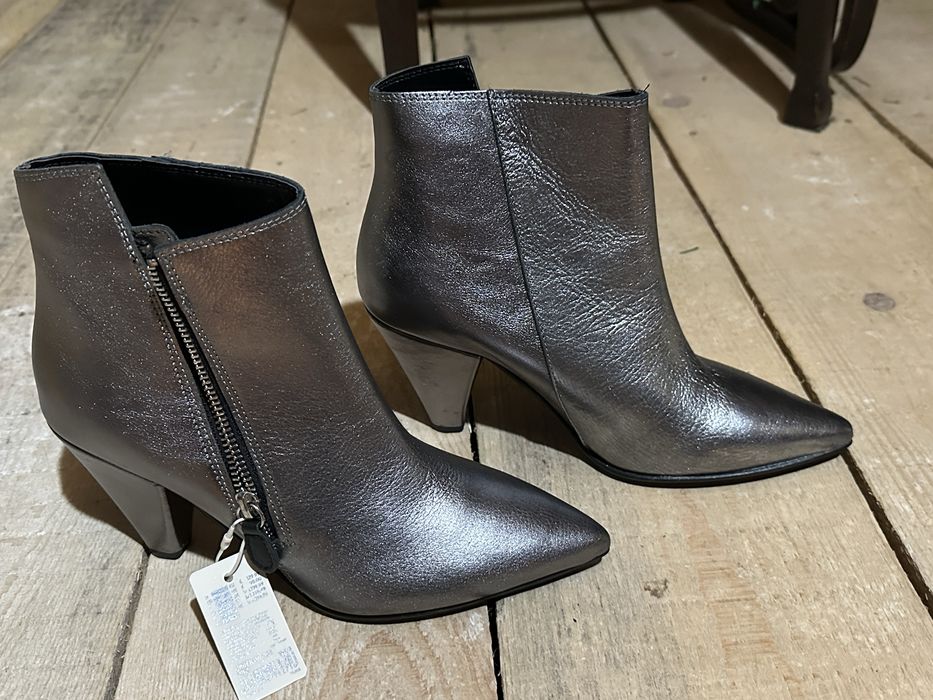 Cizme de piele cu eticheta