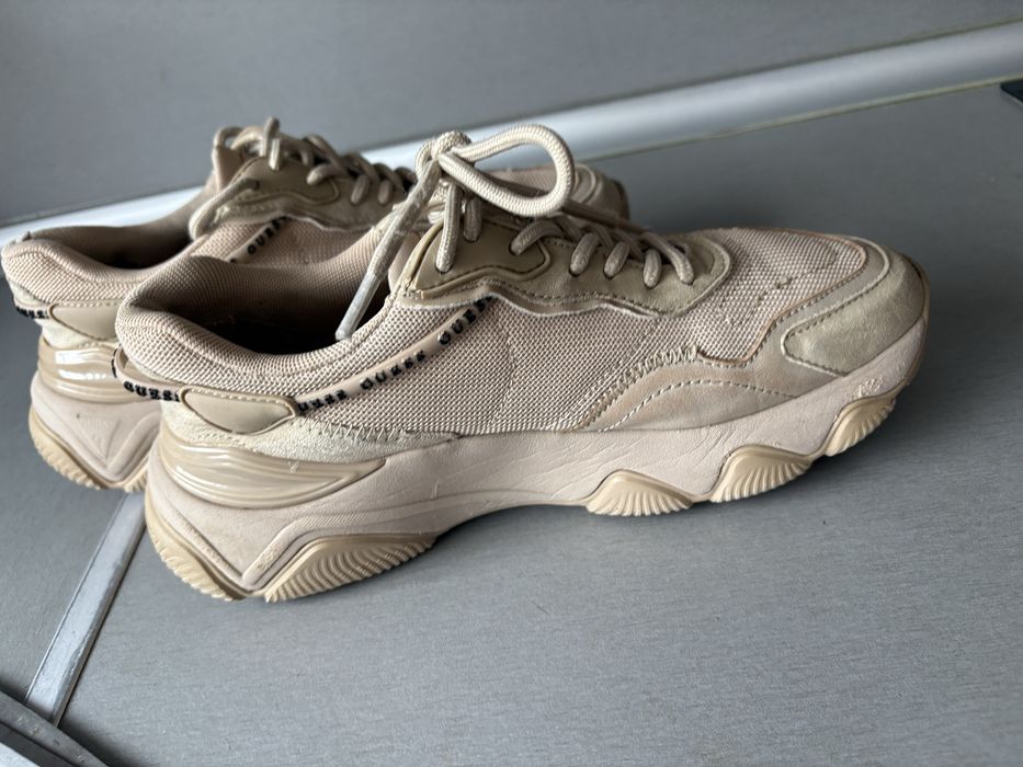 Сникърси GUESS -много запезени