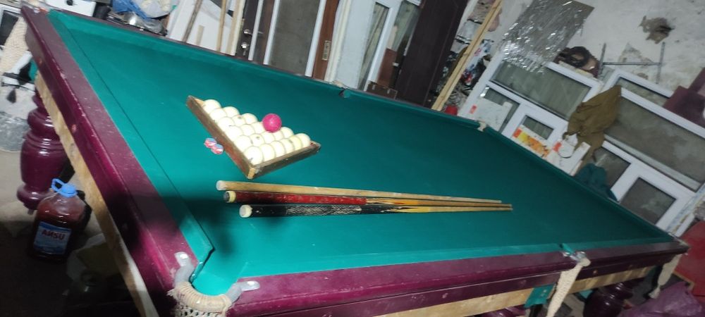 Бильярдный стол .