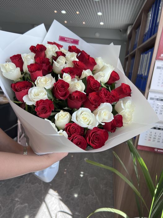 Роза белые красные