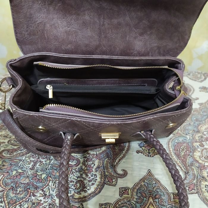 Сумка цвета моко.