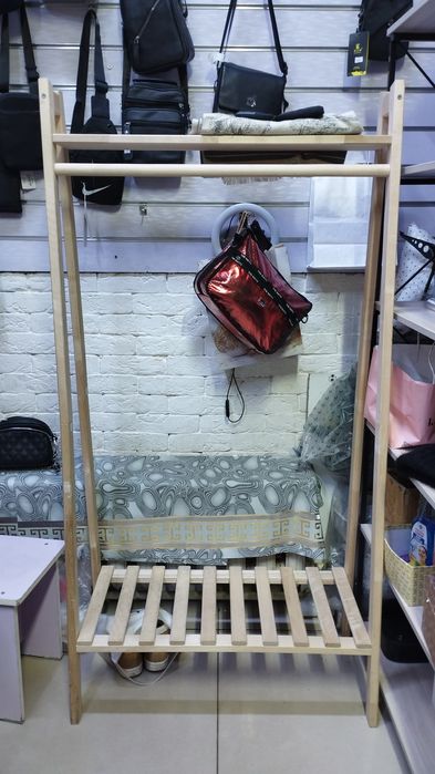 Срочно продается Деревянная вешалка и полка в бутик