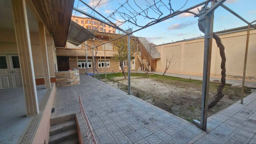 Xovli sotiladi 5 sotoq. 11ta xona. Erkin savdo