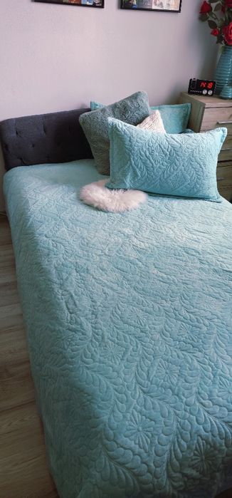 Vând pat in stare foarte bună