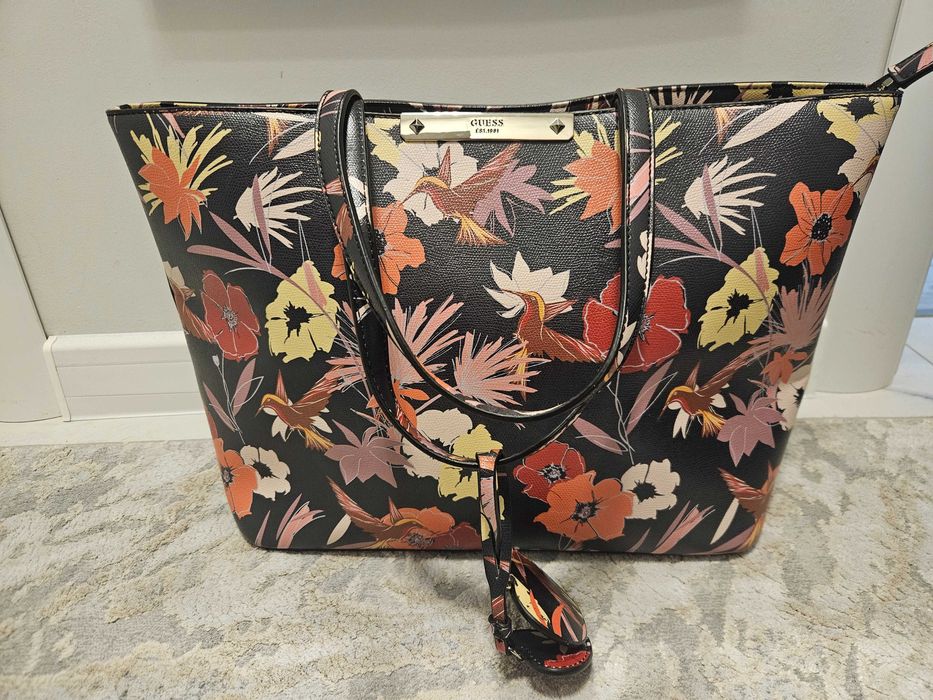 Оригинална чанта на Guess