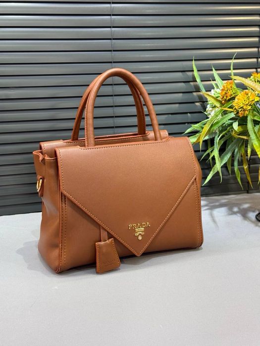 Geanta Prada noua !!! Dimensiuni 25/21 !!!