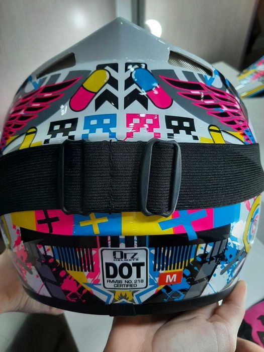 Защитный шлем с очками и перчатки .