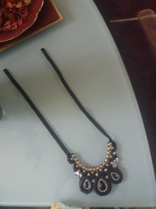 colier agate mov si verzi  -100 lei si colier negru cu pietre - 50 lei