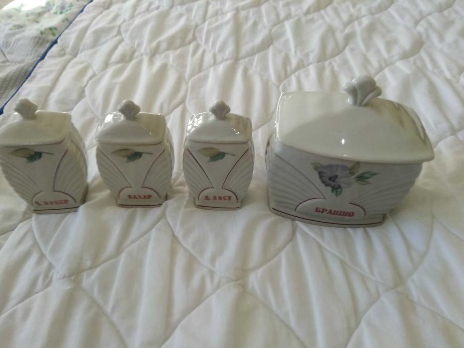 Продавам нови КЕРАМИЧНИ СЕРВИЗИ от соца за вино, ракия
