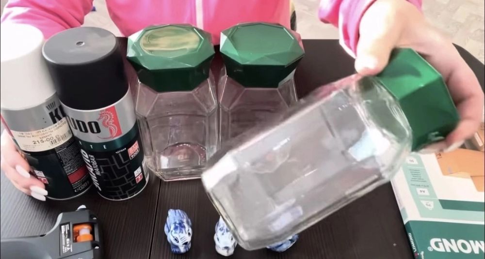 Банки из под кофе.