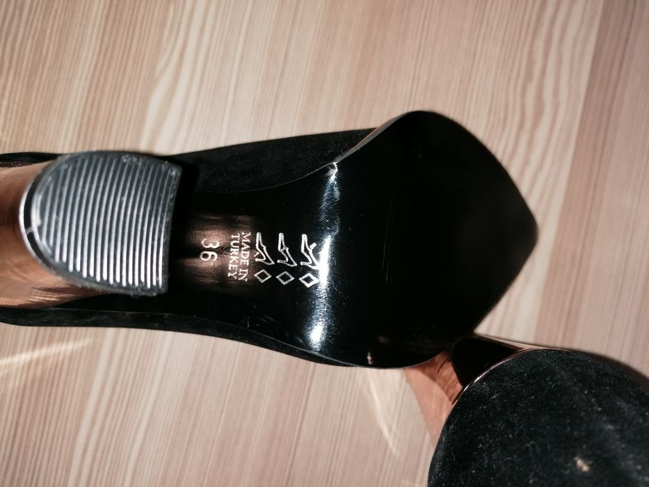 Pantofi cu toc negrii nepurtați