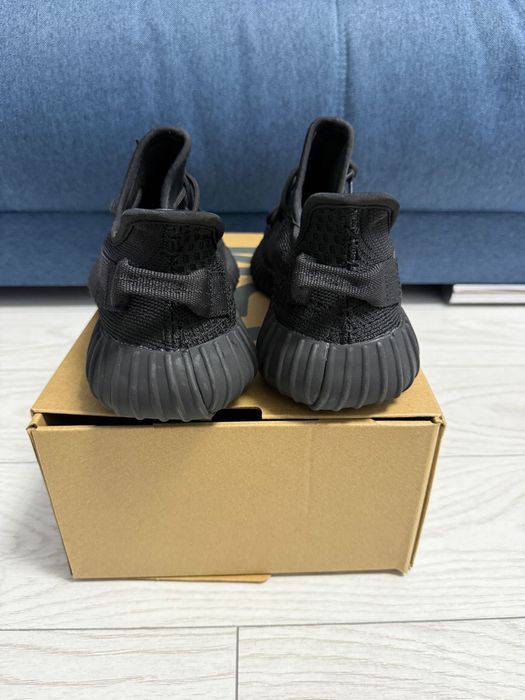 Yeezy 350 v2 black