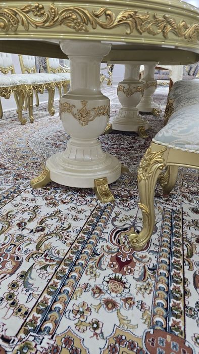 Стол со стульями