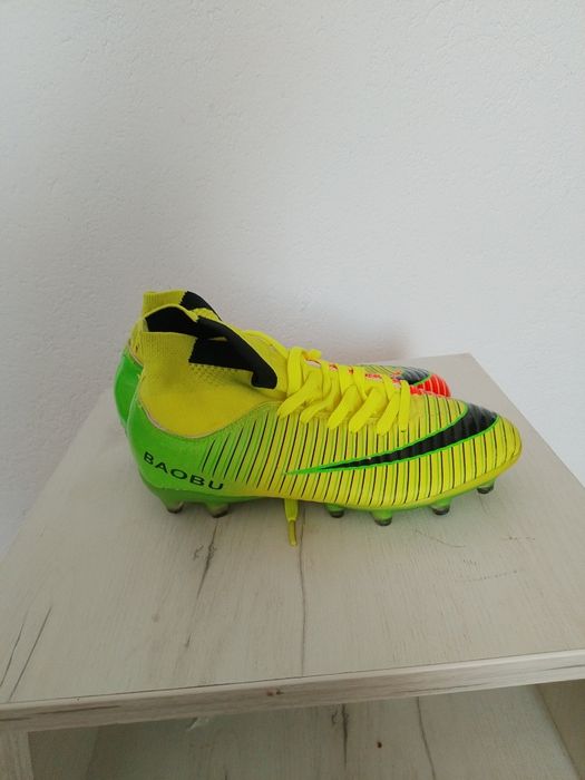 Vand crampoane de fotbal în diferite mărimi