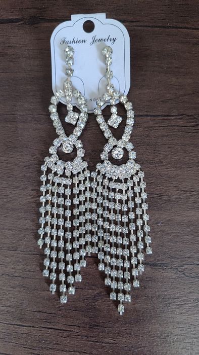 Нарядные вечерние серьги со стразами