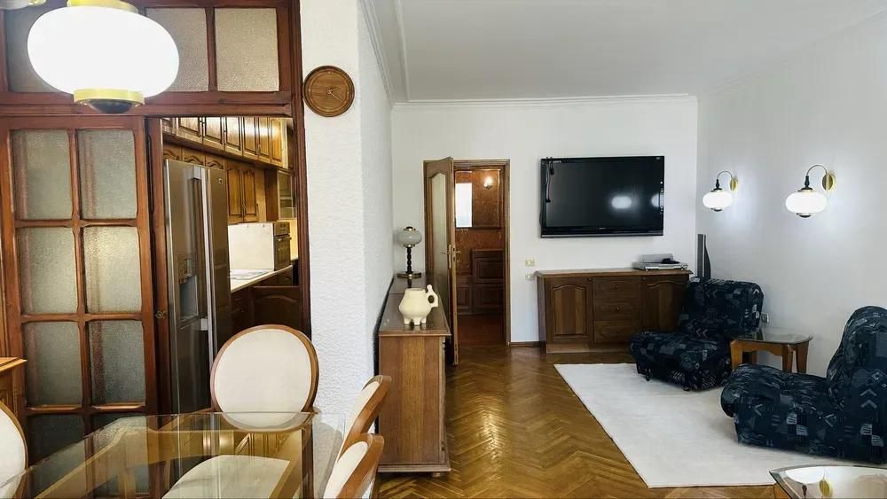 Дава се под наем Тристаен апартамент в Пловдив, Център - 100 кв.м за 987.36 € - Снимка #1