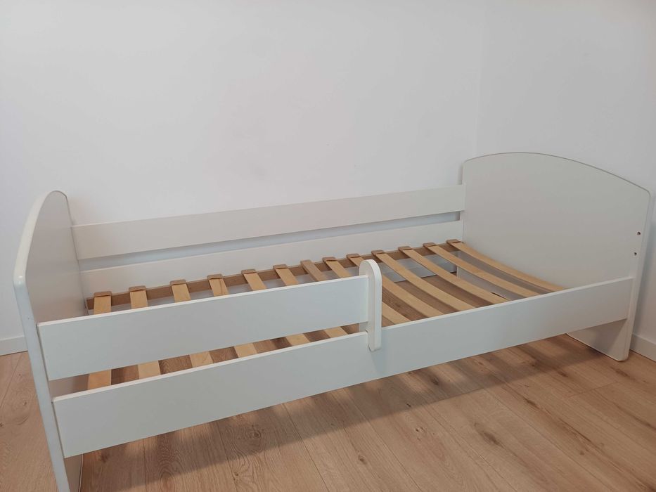 Vând   pat  pentru   copii (160  cm  lungime  și  80  cm  lățime)