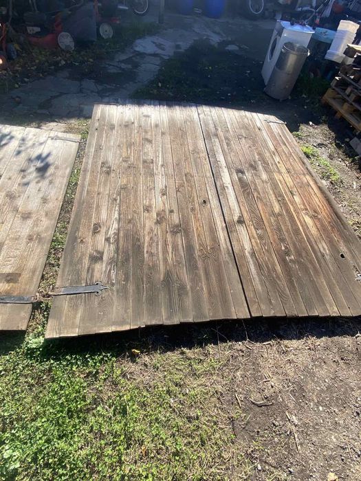 Стара дървена порта .