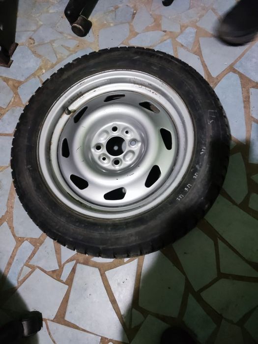 Шины с шипами с дисками и калпаками