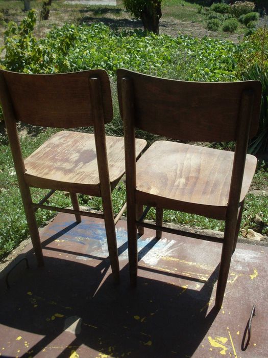 Дървени столове и маса.