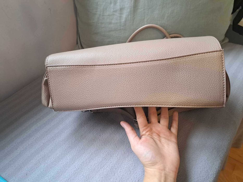 дамска чанта в бежов цвят