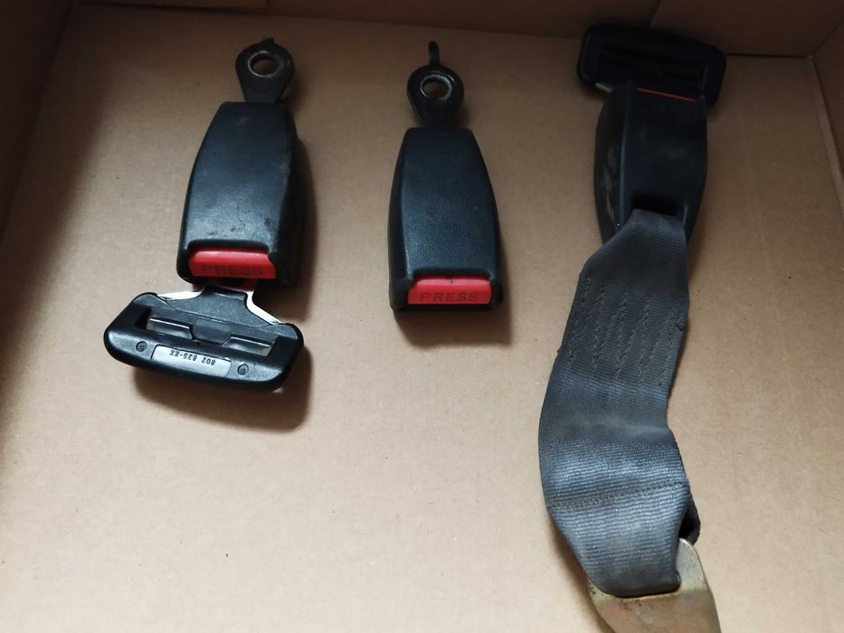 Машинки втори ред седалки, колани