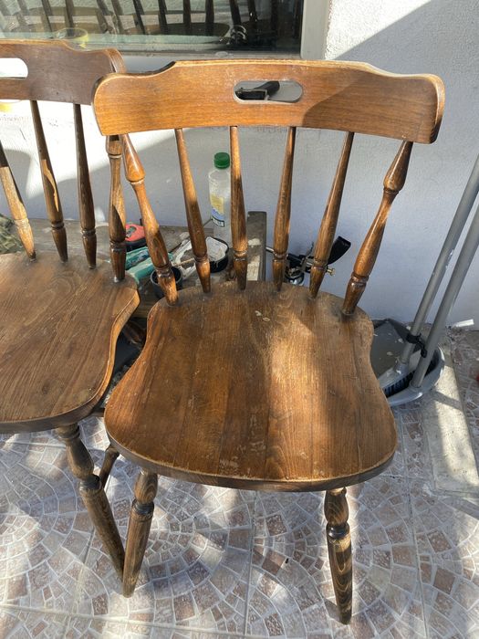 Четири дървени стола