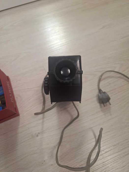 Aparat diafilme vechi. Este impecabil.