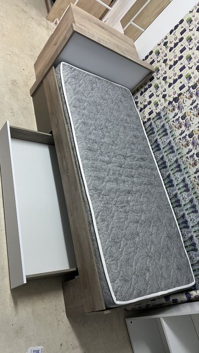 Продавам единично легло с чекмедже за съхранение и матрак