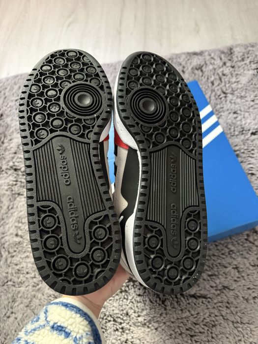 Sneakersi noi Adidas 38 2/3