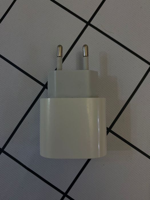 iPhone адаптер белый