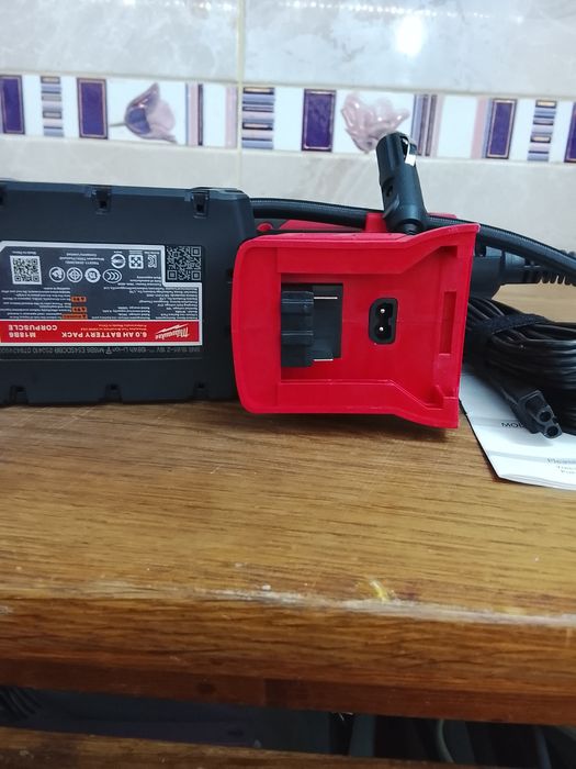 Compresor auto Milwaukee cu o baterie de 6A